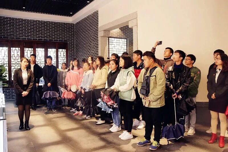 江西中醫藥高等專科學校師生團來我司參觀交流