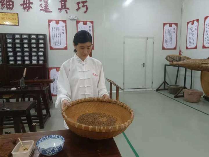 喜報(bào)！建昌幫藥業(yè)黃建琴榮獲“江西省五一勞動(dòng)獎(jiǎng)?wù)隆? />

          <p>2022年4月，江西省總工會(huì)發(fā)布了關(guān)于《2022年江西省五一勞動(dòng)獎(jiǎng)和江西省工人先鋒號(hào)推薦對(duì)象》的公示，共計(jì)129人榮獲“五一勞動(dòng)獎(jiǎng)?wù)隆保ú龓退帢I(yè)黃建琴榜上有名。黃建琴，撫州南城人，現(xiàn)任建昌幫藥業(yè)生產(chǎn)制造部倉(cāng)庫(kù)主管，系江西省非物質(zhì)文化遺產(chǎn)中藥傳統(tǒng)炮制技術(shù)流派“建昌幫”第八代弟子（第七代傳人上官賢弟子）。在平凡的工作崗位上，她始終如一，嚴(yán)謹(jǐn)求實(shí)，兢兢業(yè)業(yè)，用心傳承非遺技藝，她團(tuán)結(jié)同事，就像黏合劑一樣</p>
          <strong>Continue Reading...</strong>
        </a>
        <span>01<font>May</font><em>2022</em></span>
      </li>

      <li>
        <a href=
